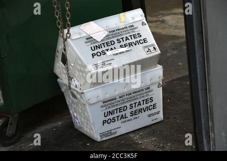 Postsortierboxen werden an einen rollenden Müllwagen im Garagenwagen eines US-Postbüros in New York, NY, 17. August 2020, angekettet. Vor den US-Präsidentschaftswahlen 2020 hat Präsident Trump den Postdienst der Vereinigten Staaten und die Briefwahl kritisiert; Die USPS hat die US-Staaten gewarnt, dass sie nicht garantieren können, dass alle Wahlzettel für die Wahlen im November eintreffen werden, um gezählt zu werden. Die Demokraten rufen ihre Mitglieder zurück, am nächsten Wochenende über ein 25-Milliarden-Dollar-Finanzierungspaket für die finanziell angespannten Agentur abzustimmen. (Anthony Behar/Sipa USA) Stockfoto