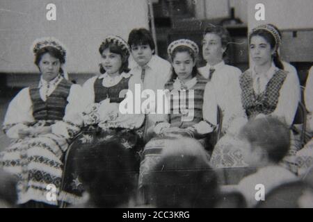 Schöne Vintage-Schwarz-Weiß-Fotografie von Kindern in traditioneller litauischer Kleidung aus den 1970er Jahren. Stockfoto