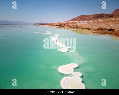 Luftbild von Salzablagerungen im Toten Meer Stockfoto