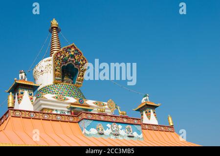 Lumbini, Nepal - der große Drigung Kagyud Lotus Stupa (Deutscher Tempel) in Lumbini, Nepal. Stockfoto