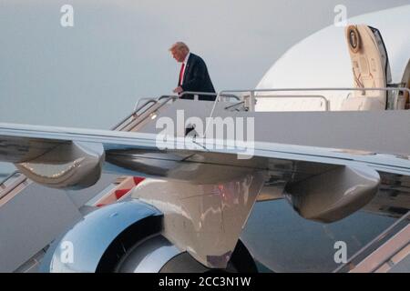 US-Präsident Donald J. Trump landet von Air Force One auf der Joint Base Andrews in Camp Springs, MD, August 17, nachdem er Bemerkungen zur Wirtschaft in Minnesota und Wisconsin gemacht hatte. Quelle: Chris Kleponis/Pool via CNP - weltweite Nutzung Stockfoto