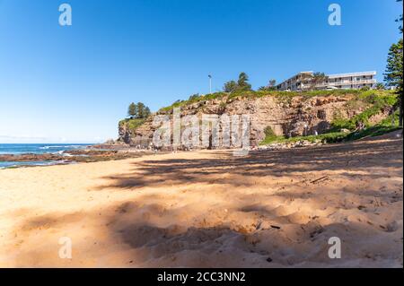 Blick auf Avalon Beach, Blue Sky und Bilgola Head Hintergrundunschärfe Stockfoto