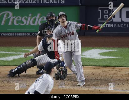 Bronx, Usa. August 2020. Boston Red Sox Christian Vazquez trifft eine Single im 4. Inning gegen die New York Yankees im Yankee Stadium am Montag, 17. August 2020 in New York City. Foto von John Angelillo/UPI Kredit: UPI/Alamy Live Nachrichten Stockfoto