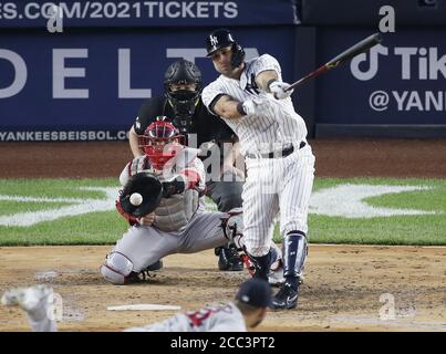 Bronx, Usa. August 2020. New York Yankees Gary Sanchez schlägt im dritten Inning gegen die Boston Red Sox im Yankee Stadium am Montag, 17. August 2020 in New York City aus. Foto von John Angelillo/UPI Kredit: UPI/Alamy Live Nachrichten Stockfoto