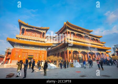 Peking, China - Jan 12 2020: Nicht identifizierte Menschen respektieren Götter und Buddha im Yonghegong Lama Tempel - dem Palast des Friedens und der Harmonie Stockfoto