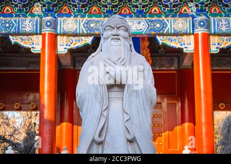 Peking, China - Jan 12 2020: Statue des Konfuzius am Tempel des Konfuzius, dem zweitgrößten konfuzianischen Tempel in China, ist es der Ort, wo man pöbeln kann Stockfoto