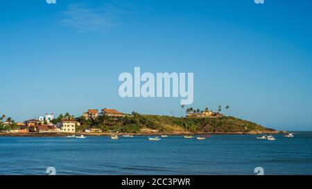 Postkartenansicht des Meaipe Strandes mit den traditionellen Fischerbooten im Meer. Guarapari, Espirito Santo, Brasilien. Stockfoto