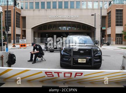 Milwaukee, Wisconsin, USA. August 2020. Die Straßen sind um das Wisconsin Center herum gesperrt, dem Ort der meist virtuellen Demokratischen Nationalversammlung in Milwaukee, Wisconsin, Montag, 17. August 2020. Quelle: Mark Hertzberg/ZUMA Wire/Alamy Live News Stockfoto