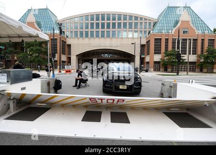 Milwaukee, Wisconsin, USA. August 2020. Die Straßen sind um das Wisconsin Center herum gesperrt, dem Ort der meist virtuellen Demokratischen Nationalversammlung in Milwaukee, Wisconsin, Montag, 17. August 2020. Quelle: Mark Hertzberg/ZUMA Wire/Alamy Live News Stockfoto