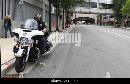 Milwaukee, Wisconsin, USA. August 2020. Die Straßen sind um das Wisconsin Center herum gesperrt, dem Ort der meist virtuellen Demokratischen Nationalversammlung in Milwaukee, Wisconsin, Montag, 17. August 2020. Quelle: Mark Hertzberg/ZUMA Wire/Alamy Live News Stockfoto