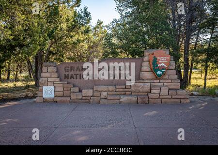 Grand Canyon Village, Arizona, USA - 12. Juni 2020: Das offizielle National Park Service Schild, das den südlichen Eingang zum Grand Canyon National markiert Stockfoto