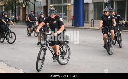 Milwaukee, Wisconsin, USA. August 2020. Milwaukee Polizeibeamte auf Fahrrädern fahren außerhalb des Sicherheitsumkreises des Wisconsin Center, Standort der meist virtuellen Democratic National Convention in Milwaukee, Wisconsin Montag, 17. August 2020. Quelle: Mark Hertzberg/ZUMA Wire/Alamy Live News Stockfoto