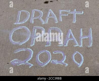 Milwaukee, Wisconsin, USA. August 2020. Die Unterstützung für Oprah Winfrey, die für den Präsidenten entworfen werden soll, wird in Kreide gegenüber dem Wisconsin Center geschrieben, dem Standort der meist virtuellen Demokratischen Nationalversammlung in Milwaukee, Wisconsin Montag, 17. August 2020. Quelle: Mark Hertzberg/ZUMA Wire/Alamy Live News Stockfoto