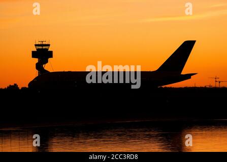 Singapore Airlines der Airbus A380 kommt bei Sonnenaufgang in Sydney an Stockfoto