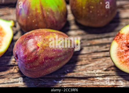 Feigenfrüchte. Ficus carica in natura. Woody Hintergrund. ´Obstbäume, einhäusig und Laub, ursprünglich aus dem Nahen Osten. Verbraucht in Marmeladen und ja Stockfoto