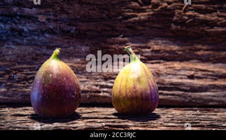 Figo in natura. Figo é o fruto da figueira, originário da região do meditarrâneo, pertencente à família Moraceae. Seu formato é semelhante ao tamanho Stockfoto