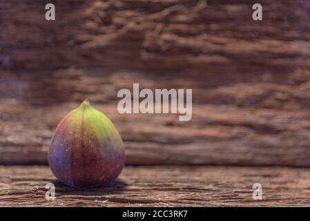 Figo in natura. Figo é o fruto da figueira, originário da região do meditarrâneo, pertencente à família Moraceae. Seu formato é semelhante ao tamanho Stockfoto