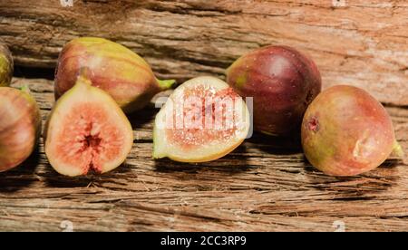 Frische Feigen (Ficus carica). Obwohl ursprünglich aus dem Mittelmeer, ist die Feigenfrucht eine Frucht, die auf der ganzen Welt angebaut wird. Obst verbraucht frisch und Rohstoff Stockfoto