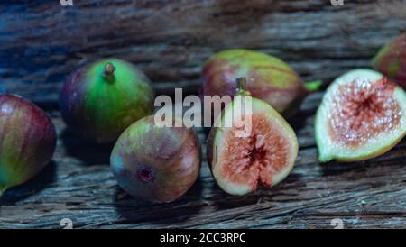 Frische Feigen (Ficus carica). Obwohl ursprünglich aus dem Mittelmeer, ist die Feigenfrucht eine Frucht, die auf der ganzen Welt angebaut wird. Obst verbraucht frisch und Rohstoff Stockfoto