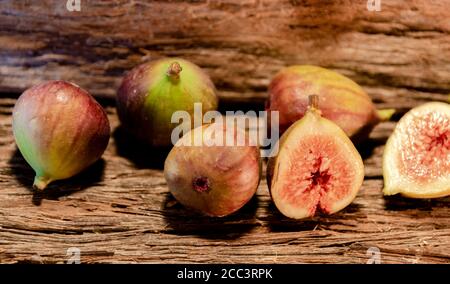 Frische Feigen (Ficus carica). Obwohl ursprünglich aus dem Mittelmeer, ist die Feigenfrucht eine Frucht, die auf der ganzen Welt angebaut wird. Obst verbraucht frisch und Rohstoff Stockfoto
