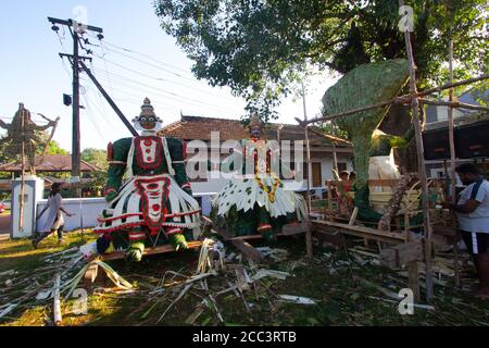 Neelamperoor Padayani am Neelamperoor Palli Bhagavathi Tempel, Alappuzha. Padayani ist ein traditioneller Volkstanz und eine rituelle Kunstform. Stockfoto