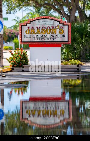 Jaxsons Eisdiele und Restaurant Wign mit Pfützen Reflexion Dania Beach FL USA Stockfoto