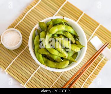 Japanischer Edamame auf einem Bambus Stockfoto