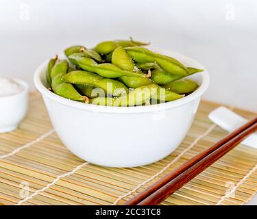 Japanischer Edamame auf einem Bambus Stockfoto