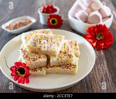 Fairy Bread Slice mit Süßigkeiten Hintergrund verwischen Stockfoto