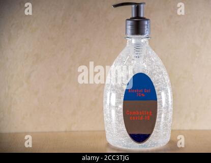 Flasche 70% Alkohol Gel. Cobnate die Covid-19 Pandemie. Desinfizieren des Produkts für den persönlichen Gebrauch. Kontrolle der Epidemiologie. Sauberkeit und Erhaltung. Che Stockfoto