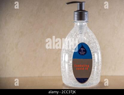 Flasche 70% Alkohol Gel. Cobnate die Covid-19 Pandemie. Desinfizieren des Produkts für den persönlichen Gebrauch. Kontrolle der Epidemiologie. Sauberkeit und Erhaltung. Che Stockfoto
