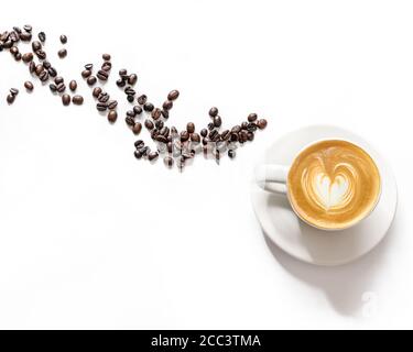 Flacher weißer Kaffee auf einem Kaffeebecher mit Untertasse an Ein weißer Hintergrund und Kaffeebohnen Stockfoto