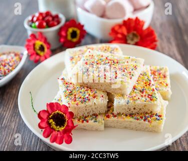 Fairy Bread Slice mit Süßigkeiten Hintergrund verwischen Stockfoto