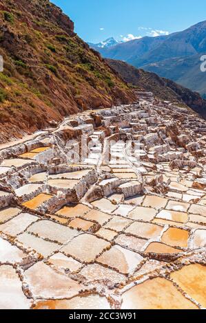 Vertikale Landschaft der Maras Salzterrassen, Cusco, Peru. Stockfoto