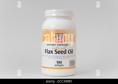 Davis, Kalifornien, 16. August 2020. Flasche Flax SED Oil Softgels Nahrungsergänzungsmittel von Rite Aid Pharmacy Stockfoto