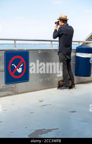 Aarhus Jütland Dänemark 26. August 2019 - Passagier am Fähre Heck fotografieren und ein Nichtraucher-Schild auf einem sonnigen Sommernachmittag Stockfoto