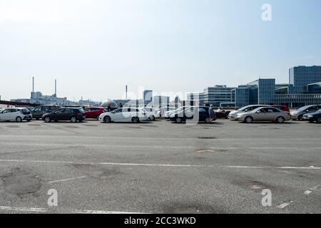 Aarhus Jütland Dänemark 26. August 2019 - Autos stehen an Um die Fähre Molslinjen an einem sonnigen Sommernachmittag zu nehmen Stockfoto