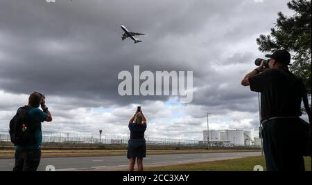 Die Menschen beobachten den British Airways (BA) Flug BA9170E, eine Boeing 747 mit der Registrierungsnummer G-CIVD, die vom Flughafen Heathrow in London nach Spanien abfliegt, während die Fluggesellschaft die letzte Phase des Ausscheidens ihrer 747 Flotte beginnt. Es folgt die Ankündigung im vergangenen Monat, dass alle 31 der 747 Jumbo-Jets der BA ihre letzten kommerziellen Dienste geflogen hatten. Stockfoto