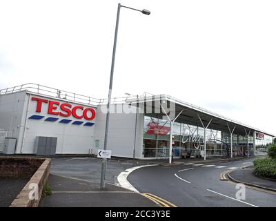 Tesco-Geschäft in Lockerbie, Schottland, wo die Entdeckung eines Krug kontaminierter Babynahrung Tesco veranlasste, einen nationalen Produktrückruf auszustellen und den Restbestand aus seinen Regalen zu entfernen. Nigel Wright wird beschuldigt, versucht zu haben, £Millionen 1.4 Bitcoin von Tesco zu erpressen. Der Landwirt aus Market Rasen, Lincolnshire, bestreitet zwei Anklagepunkte der Verunreinigung von Waren und drei Anklagepunkte der Erpressung, weil er von Tesco Kryptowährung verlangt hat, um zu enthüllen, wo die kontaminierten Lebensmittel platziert wurden. Stockfoto