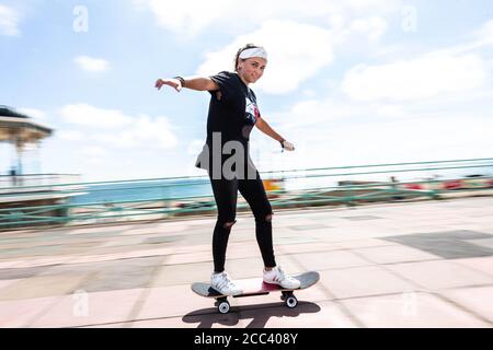 REDAKTIONELLE VERWENDUNG NUR Charlotte Geary, 13, aus Bournemouth, Gewinnerin des IET-Wettbewerbs "Sports of the Future", zeigt einen Prototyp ihrer siegreichen Erfindung ??? Das Electrodeck, ein elektrisches Skateboard, das Skater beschleunigen und drehen, ohne ihre Füße vom Brett nehmen können. Stockfoto