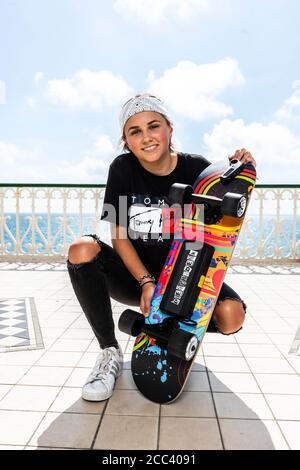 REDAKTIONELLE VERWENDUNG NUR Charlotte Geary, 13, aus Bournemouth, Gewinnerin des IET-Wettbewerbs "Sports of the Future", enthüllt einen Prototyp ihrer siegreichen Erfindung ??? Das Electrodeck, ein elektrisches Skateboard, das Skater beschleunigen und drehen, ohne ihre Füße vom Brett nehmen können. Stockfoto