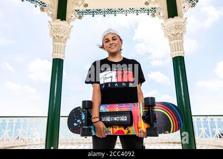 REDAKTIONELLE VERWENDUNG NUR Charlotte Geary, 13, aus Bournemouth, Gewinnerin des IET-Wettbewerbs "Sports of the Future", enthüllt einen Prototyp ihrer siegreichen Erfindung ??? Das Electrodeck, ein elektrisches Skateboard, das Skater beschleunigen und drehen, ohne ihre Füße vom Brett nehmen können. Stockfoto