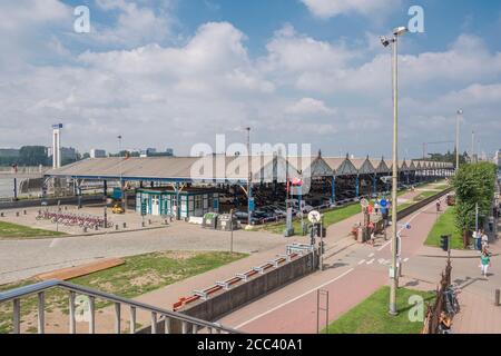 Antwerpen, Belgien, 19. Juli 2020, überdachter Parkplatz für Autos an der Scheldter Kais am rechten Ufer Stockfoto