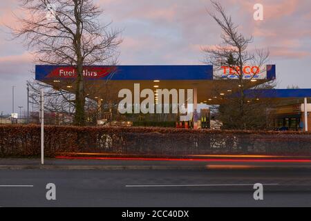 Tesco Tankstelle. Abbey Retail Park, Belfast, Belfast, Irland. Architekt: N. Z., 2019. Stockfoto