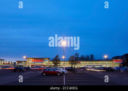 Parkplatz Tesco. Abbey Retail Park, Belfast, Belfast, Irland. Architekt: N. Z., 2019. Stockfoto