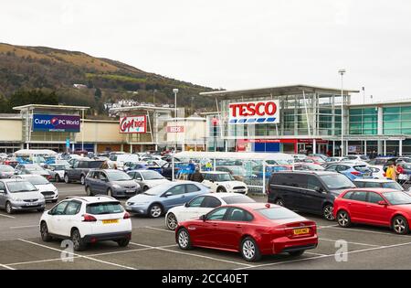 Parkplatz Tesco. Abbey Retail Park, Belfast, Belfast, Irland. Architekt: N. Z., 2019. Stockfoto