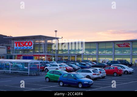 Parkplatz Tesco. Abbey Retail Park, Belfast, Belfast, Irland. Architekt: N. Z., 2019. Stockfoto