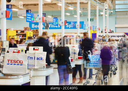 Innenraum Tesco. Abbey Retail Park, Belfast, Belfast, Irland. Architekt: N. Z., 2019. Stockfoto