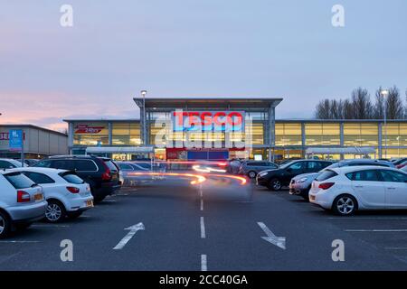 Parkplatz Tesco. Abbey Retail Park, Belfast, Belfast, Irland. Architekt: N. Z., 2019. Stockfoto