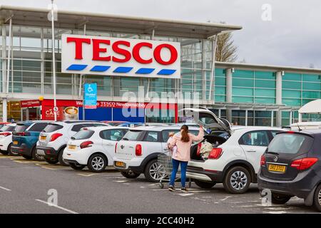 Parkplatz Tesco. Abbey Retail Park, Belfast, Belfast, Irland. Architekt: N. Z., 2019. Stockfoto